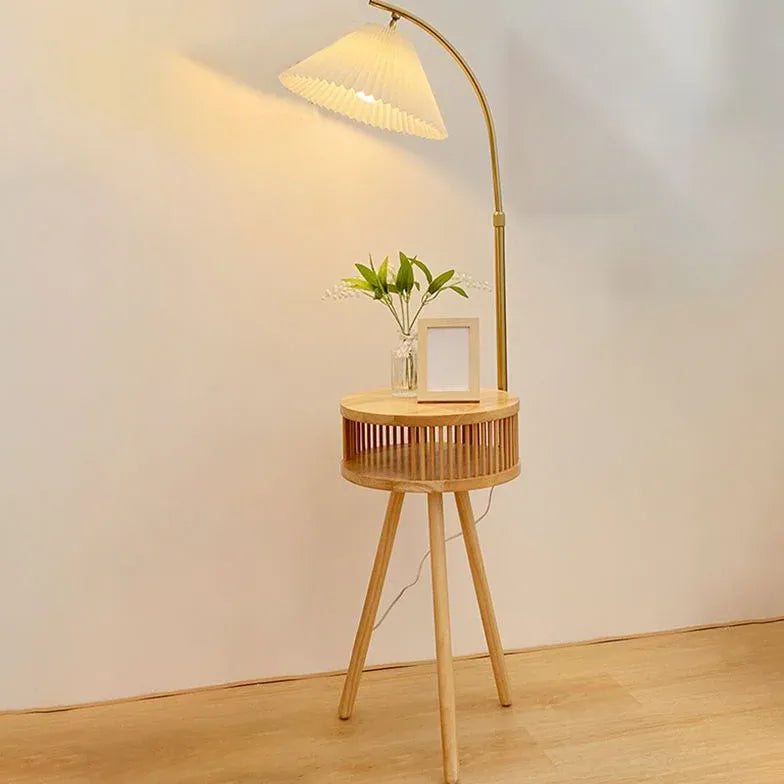 Hölzerne Stofflampe mit Tisch