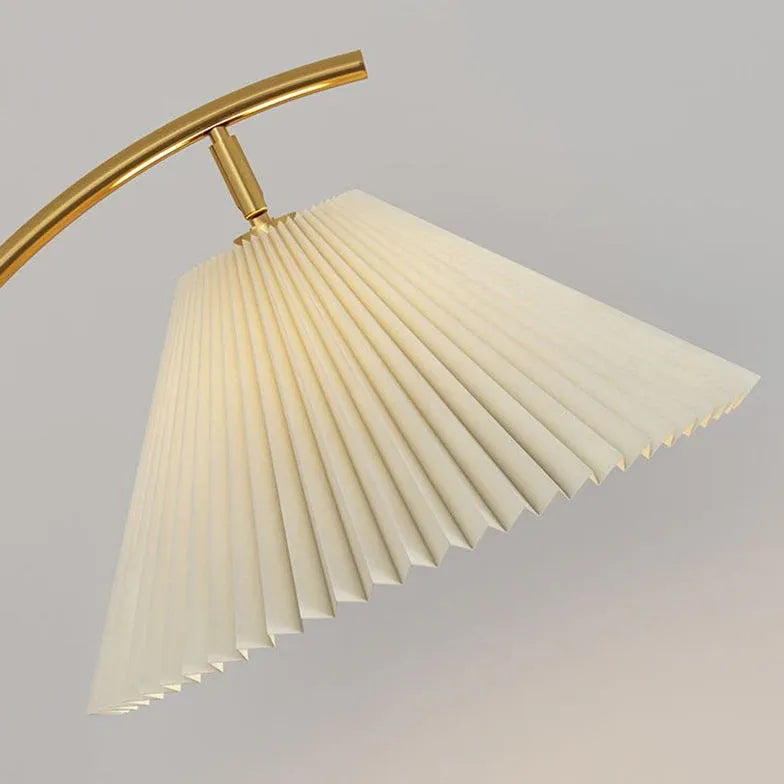 Hölzerne Stofflampe mit Tisch