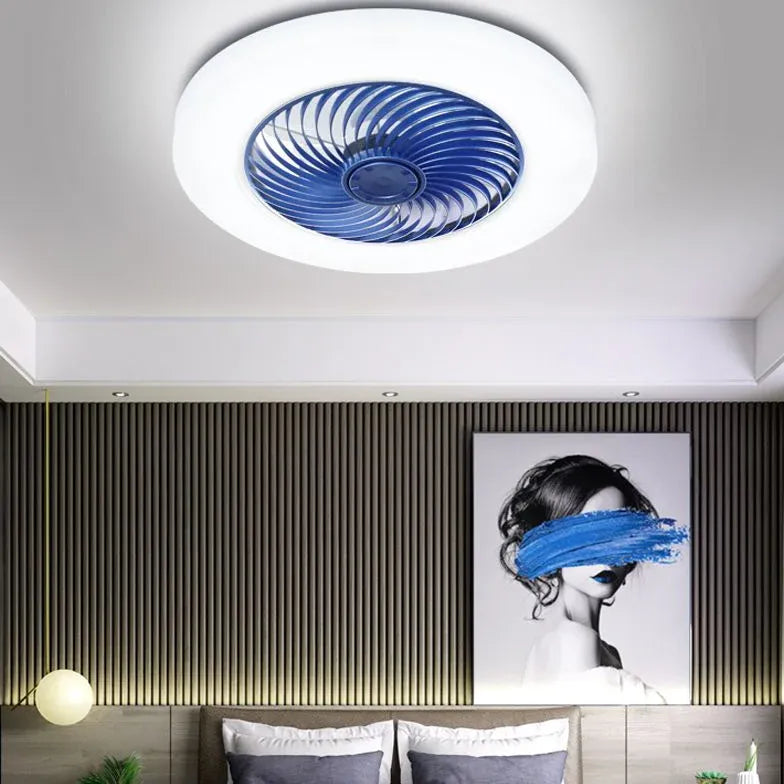 Kleiner Deckenventilator mit Licht im modernen Stil