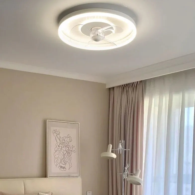 Weißer minimalistischer Deckenventilator mit Licht