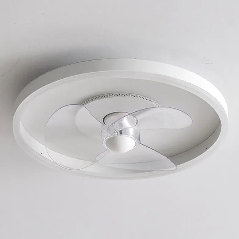 Weißer minimalistischer Deckenventilator mit Licht