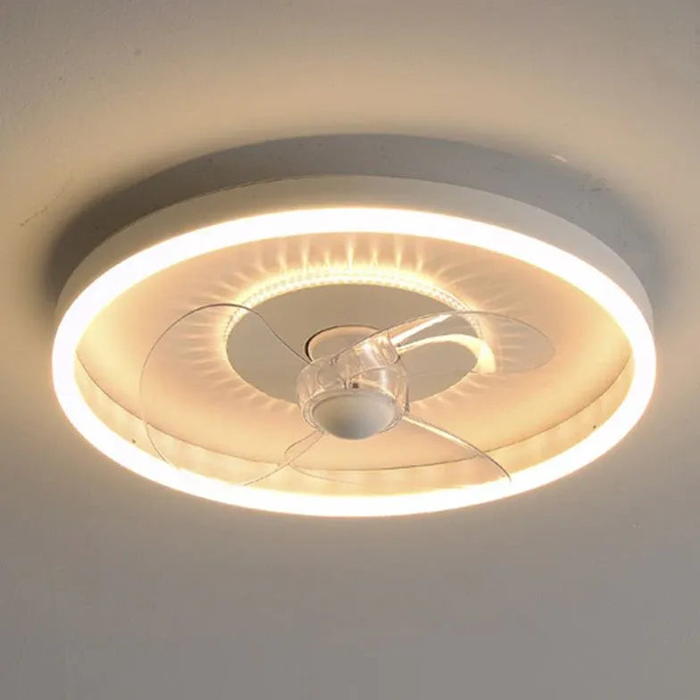 Weißer minimalistischer Deckenventilator mit Licht