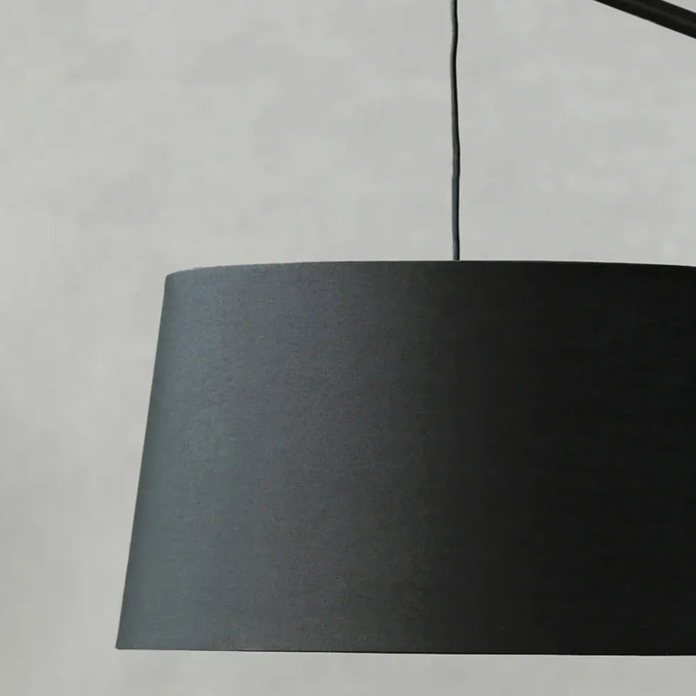 Große schwarze Stofflampe