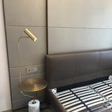 Minimalistische Goldstehlampe mit Tisch