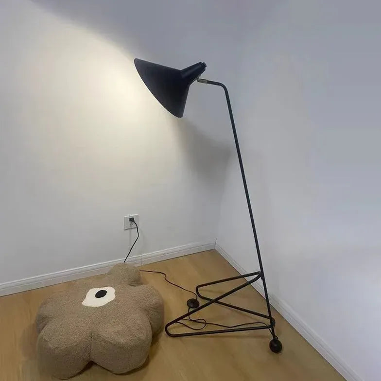 Schwarze konische minimalistische Stativsbohrlampe