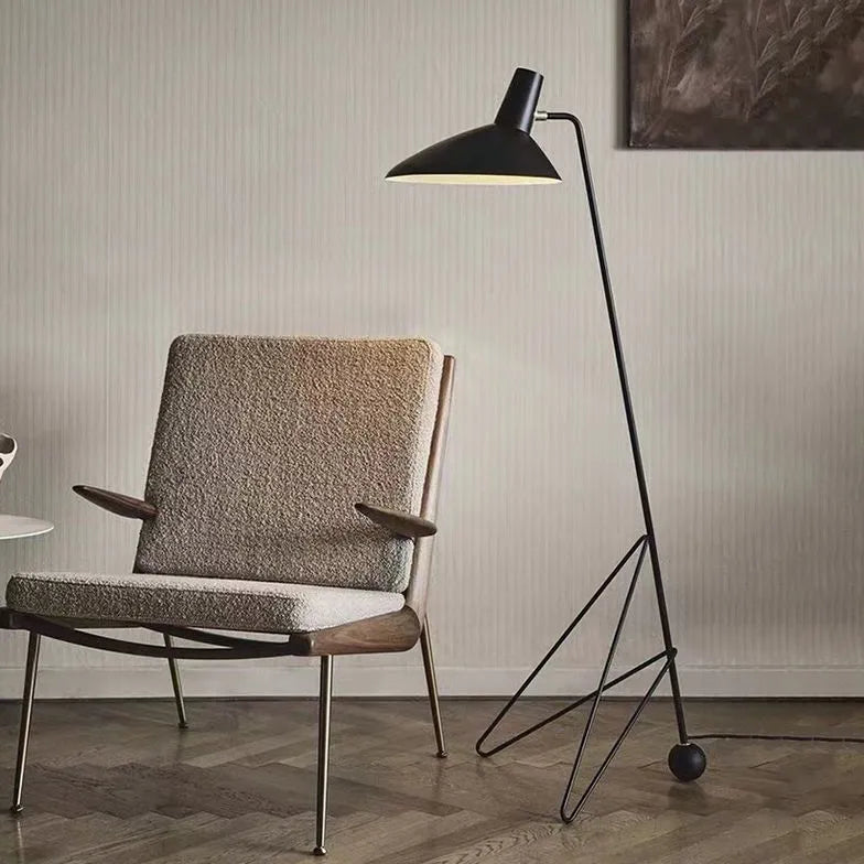 Schwarze konische minimalistische Stativsbohrlampe