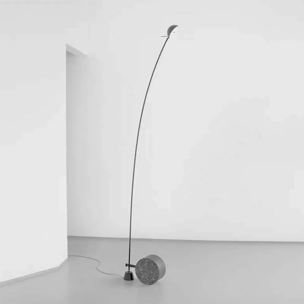 Kleine runde minimalistische moderne gewölbte Stehlampe