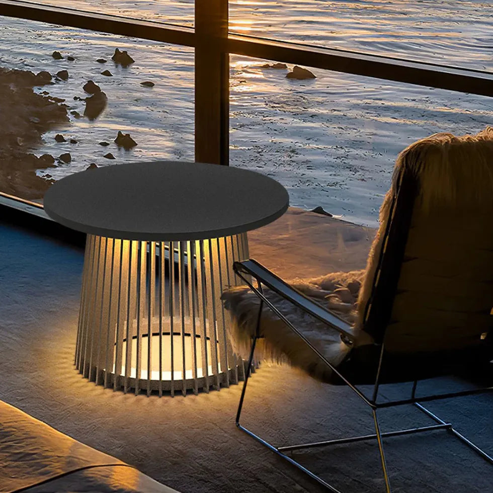 Stehlampe mit integriertem Tisch für modernen Wohnraum - Clowas.de