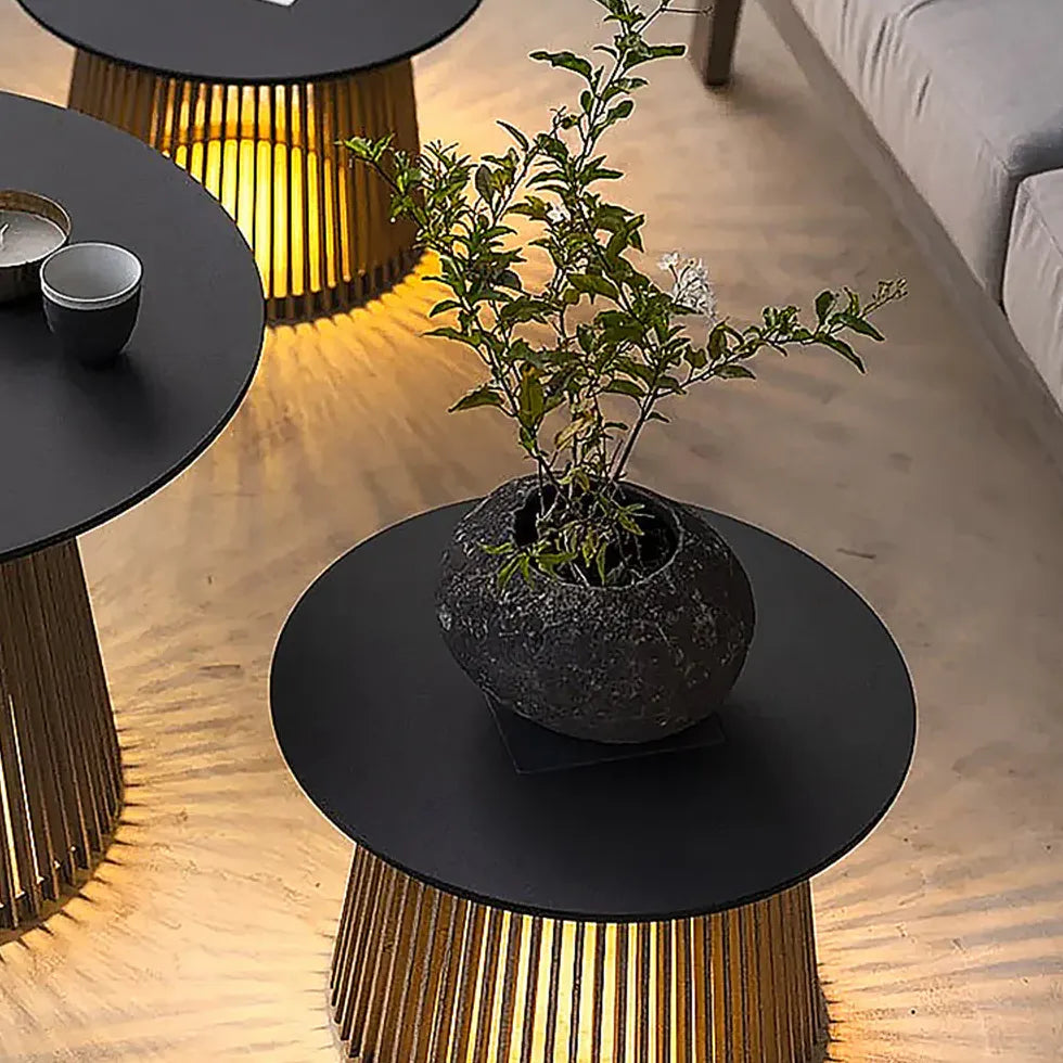 Stehlampe mit integriertem Tisch für modernen Wohnraum - Clowas.de