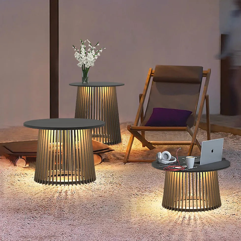 Stehlampe mit integriertem Tisch für modernen Wohnraum - Clowas.de