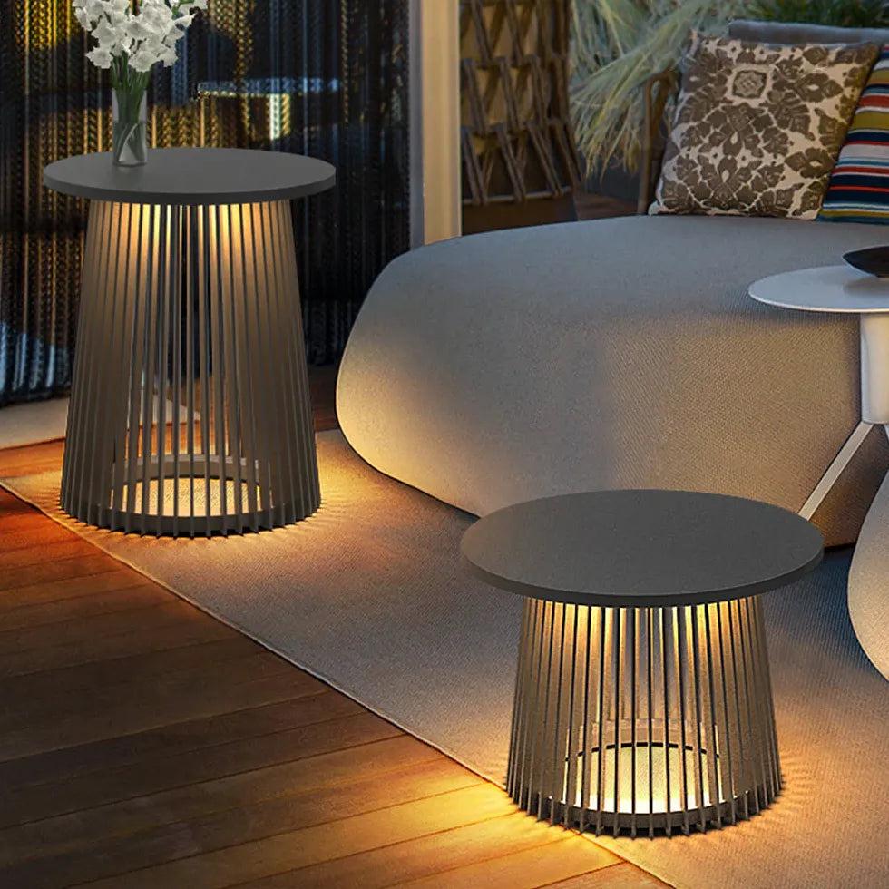 Stehlampe mit integriertem Tisch für modernen Wohnraum - Clowas.de