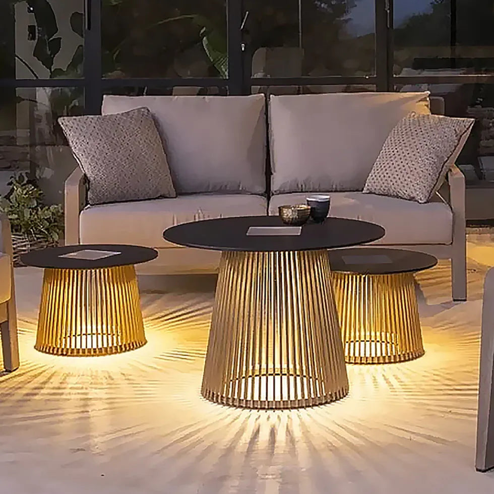Stehlampe mit integriertem Tisch für modernen Wohnraum - Clowas.de