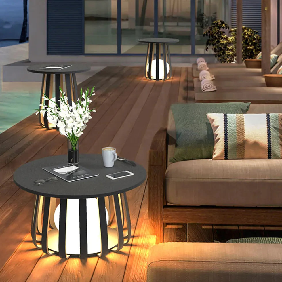 Stehlampe mit Tisch Ablage für eine moderne Terrasse - Clowas.de