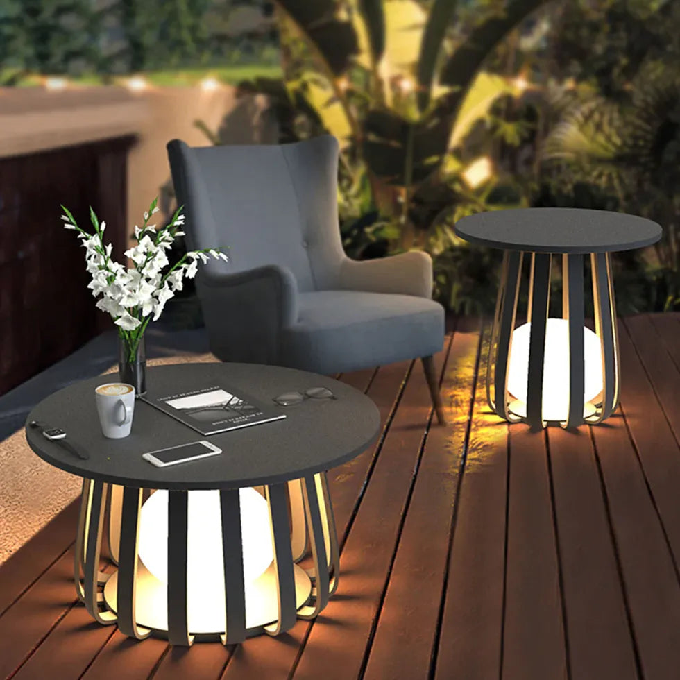Stehlampe mit Tisch Ablage für eine moderne Terrasse - Clowas.de
