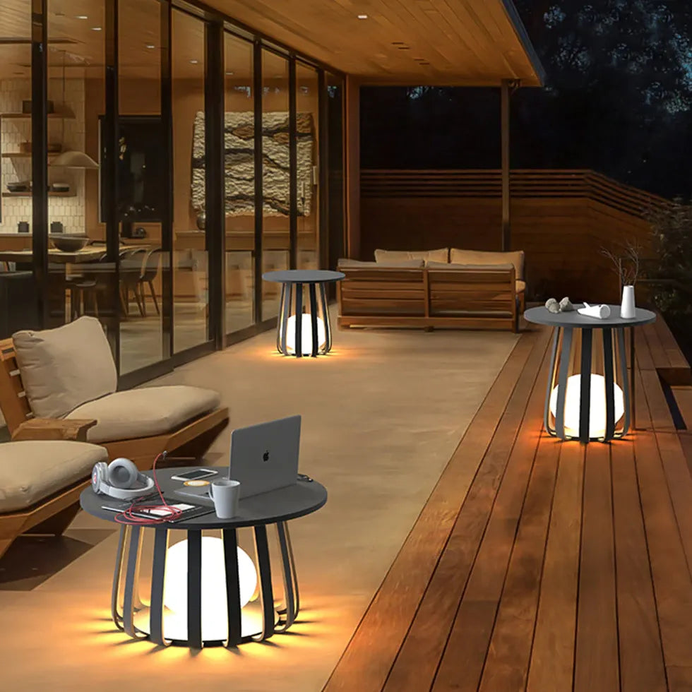 Stehlampe mit Tisch Ablage für eine moderne Terrasse - Clowas.de