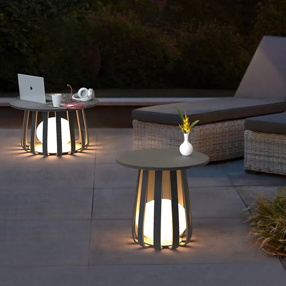 Stehlampe mit Tisch Ablage für eine moderne Terrasse - Clowas.de