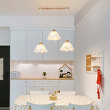 Weisse Pendelleuchte nordisch modern schlichtes Blumendesign - Clowas.de