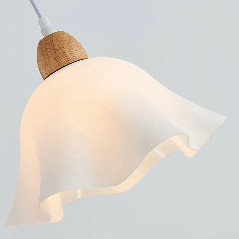 Weisse Pendelleuchte nordisch modern schlichtes Blumendesign - Clowas.de